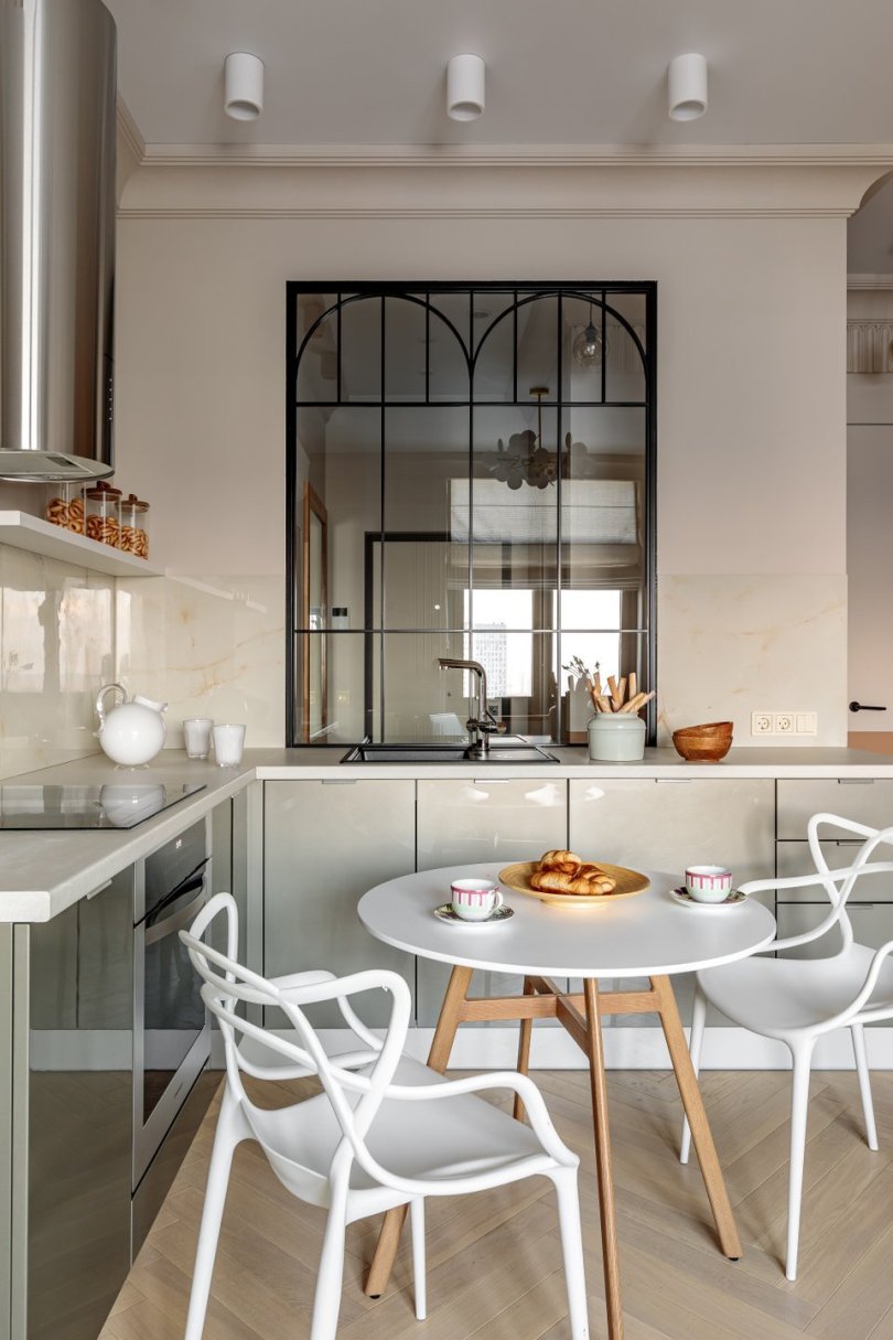  Статичное окно и распашная лофт перегородка из металла и стекла.