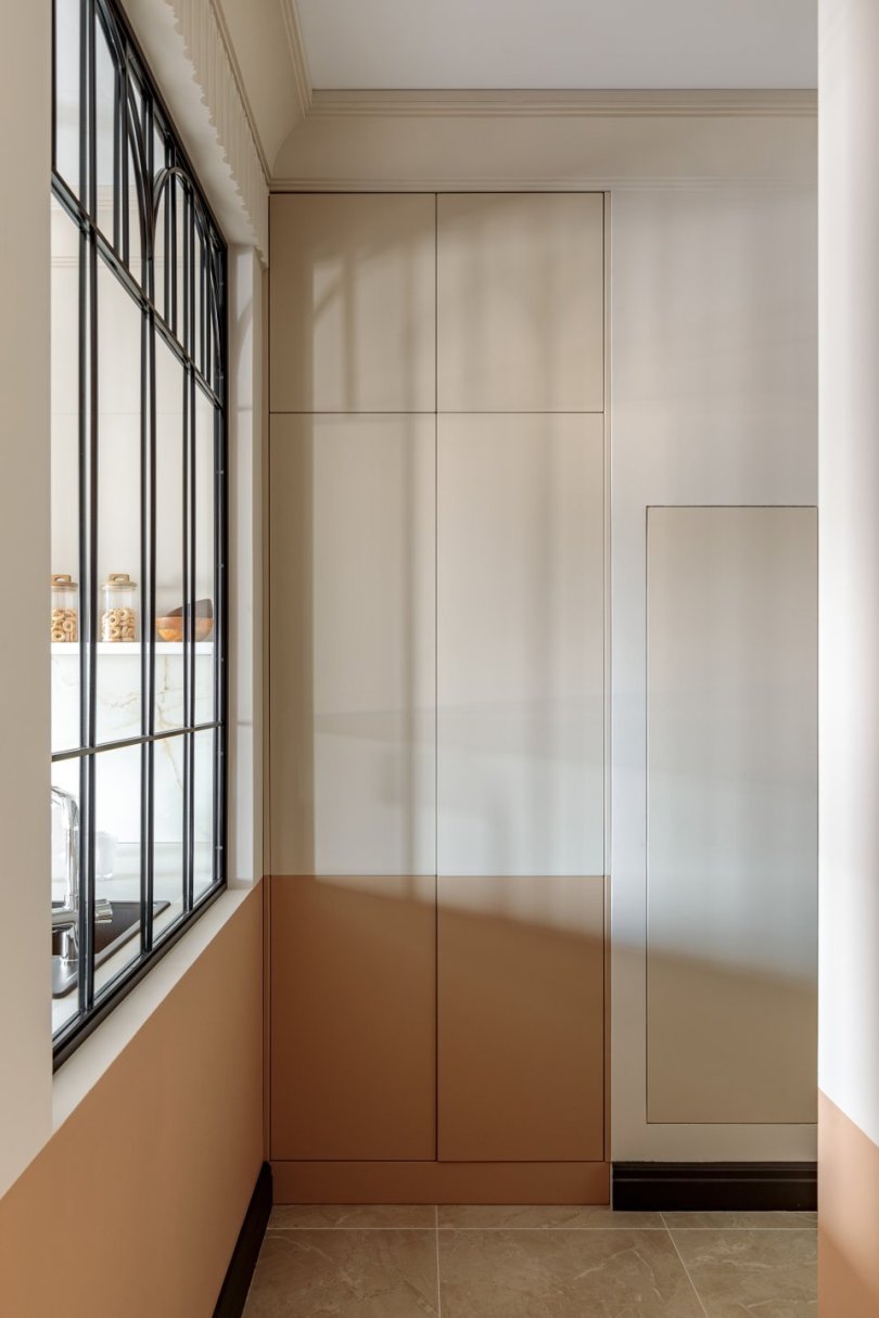  Статичное окно и распашная лофт перегородка из металла и стекла.