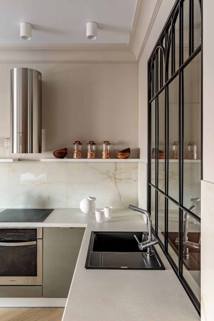  Статичное окно и распашная лофт перегородка из металла и стекла.