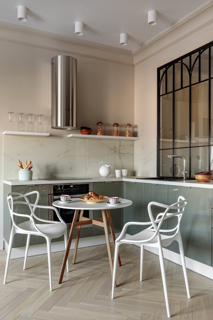  Статичное окно и распашная лофт перегородка из металла и стекла.