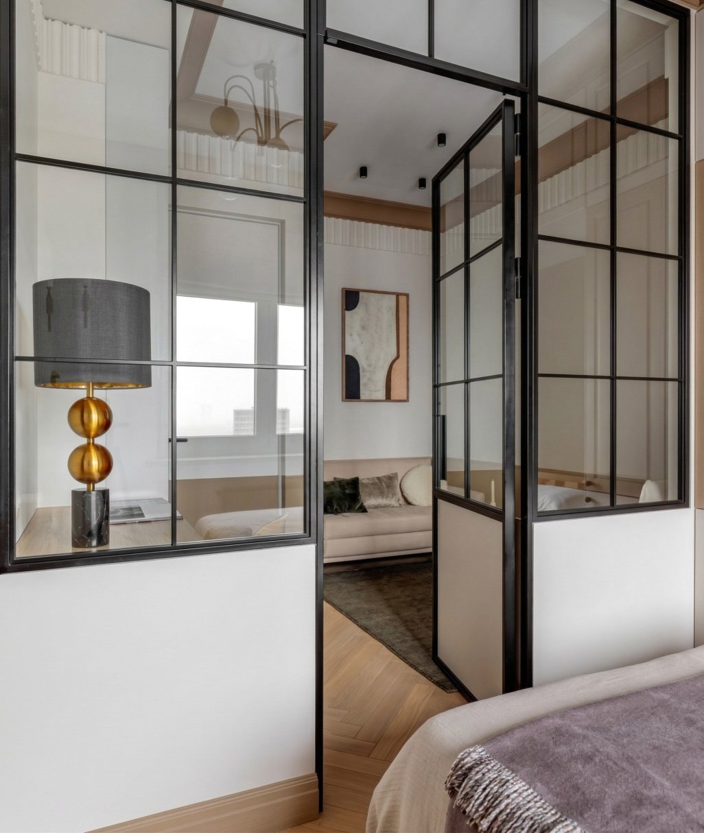  Статичное окно и распашная лофт перегородка из металла и стекла.