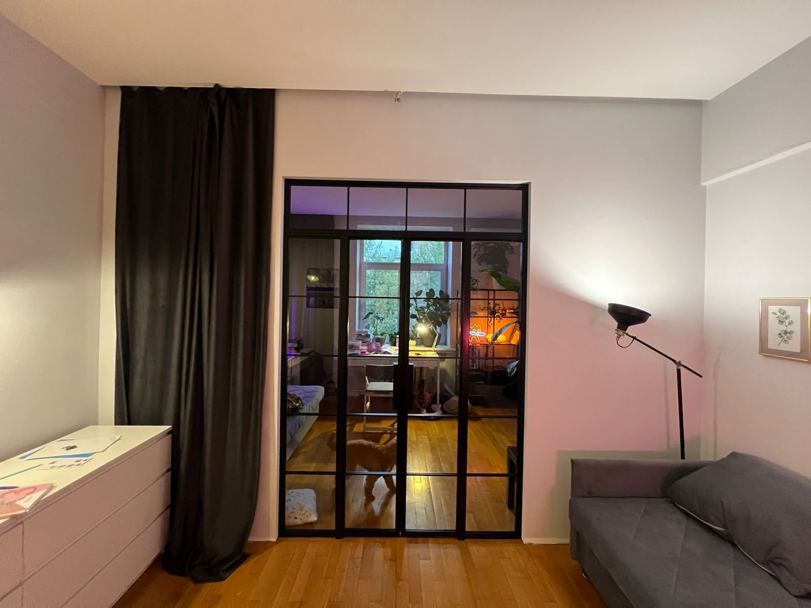 Распашные перегородки в тонком профиле  для современного интерьера