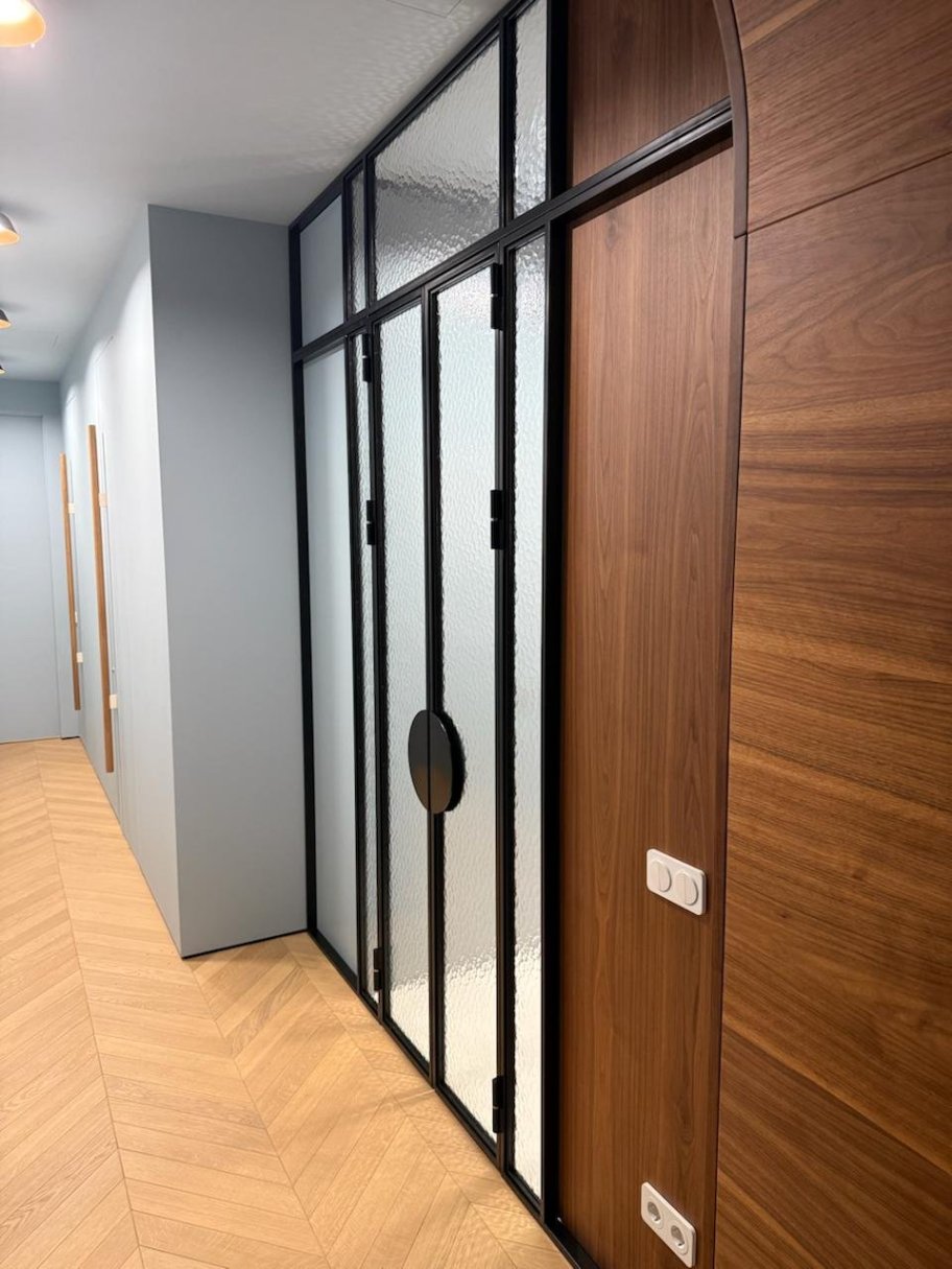 Распашная перегородка со стеклом 