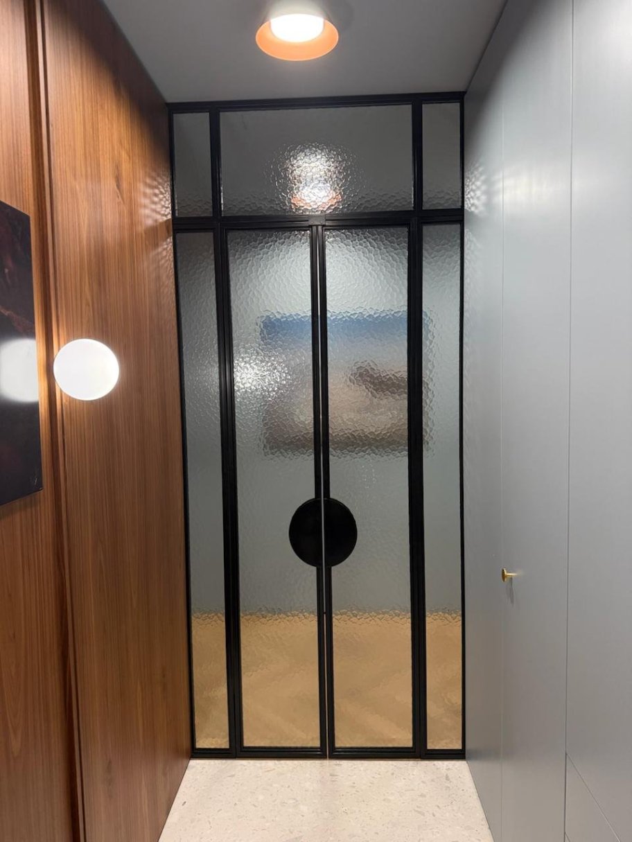 Распашная перегородка со стеклом 