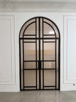 Арочная комбинированная перегородка с рифлёным и прозрачным стеклом. 