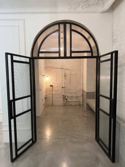 Арочная комбинированная перегородка с рифлёным и прозрачным стеклом. 