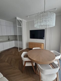 Две стационарные перегородки с рифлёным стеклом   в квартиру