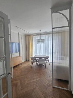 Две стационарные перегородки с рифлёным стеклом   в квартиру