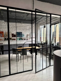 АРОЧНАЯ  РАСПАШНАЯ ПЕРГОРОДКА В НАШЕМ ШОУРУМЕ НА ХЛЕБОЗАВОДЕ №9