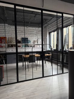 АРОЧНАЯ  РАСПАШНАЯ ПЕРГОРОДКА В НАШЕМ ШОУРУМЕ НА ХЛЕБОЗАВОДЕ №9