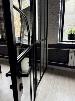 АРОЧНАЯ  РАСПАШНАЯ ПЕРГОРОДКА В НАШЕМ ШОУРУМЕ НА ХЛЕБОЗАВОДЕ №9