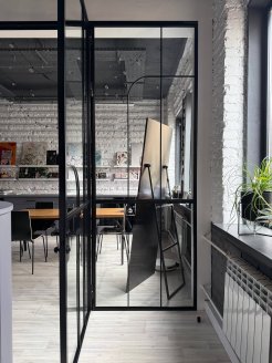 АРОЧНАЯ  РАСПАШНАЯ ПЕРГОРОДКА В НАШЕМ ШОУРУМЕ НА ХЛЕБОЗАВОДЕ №9