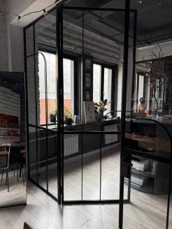 АРОЧНАЯ  РАСПАШНАЯ ПЕРГОРОДКА В НАШЕМ ШОУРУМЕ НА ХЛЕБОЗАВОДЕ №9