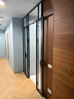 Распашная перегородка со стеклом 