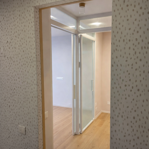 Комбинированная перегородка с рифленым стеклом