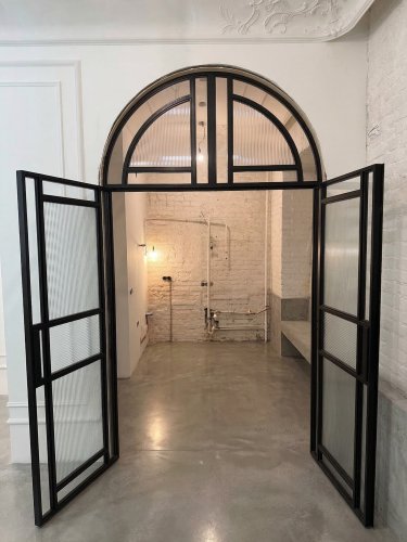 Арочная Комбинированная Перегородка из Металла и Стекла