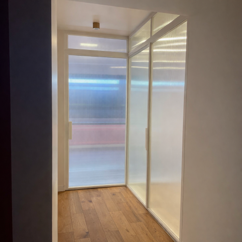 Комбинированная перегородка с рифленым стеклом