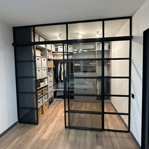 Раздвижная перегородка с доводчиками для гардеробной комнаты