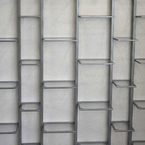 Стеллаж из металла со стеклянными полками