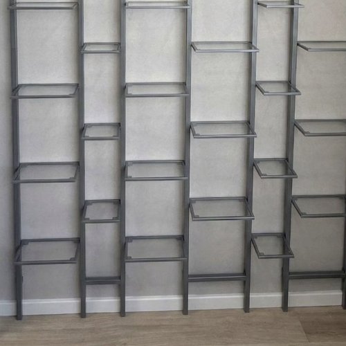 Стеллаж из металла со стеклянными полками