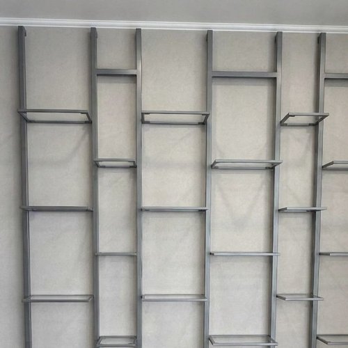 Стеллаж из металла со стеклянными полками