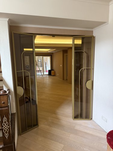 Распашная перегородка в золотом цвете