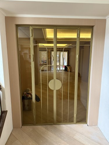 Распашная перегородка в золотом цвете