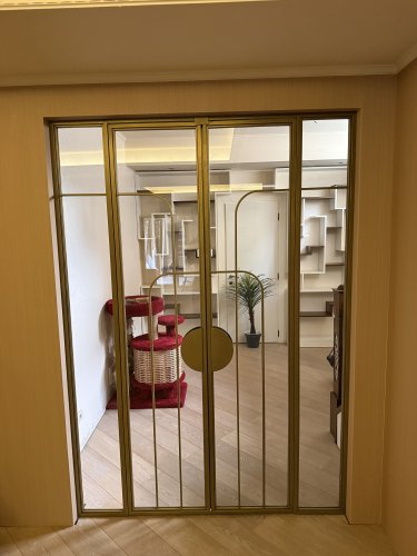 Распашная перегородка в золотом цвете