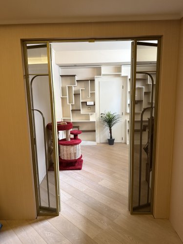 Распашная перегородка в золотом цвете