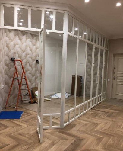 Угловая распашная перегородка
