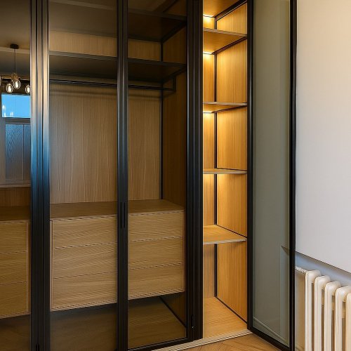 Гардеробный шкаф с выдвижными ящиками