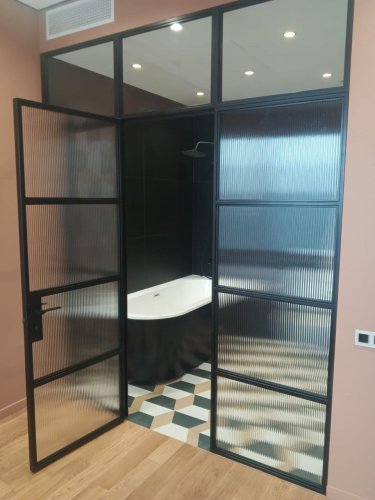 Перегородка с рифлёным стеклом в ванную комнату