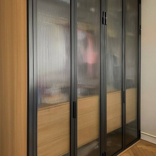 Гардеробный шкаф с рифлём стеклом