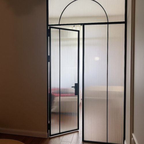 Арочная перегородка с распашной дверью