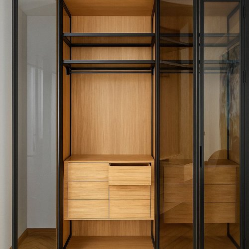 Гардеробный шкаф с выдвижными ящиками 