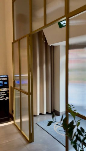 Распашная перегородка с арочными вставками