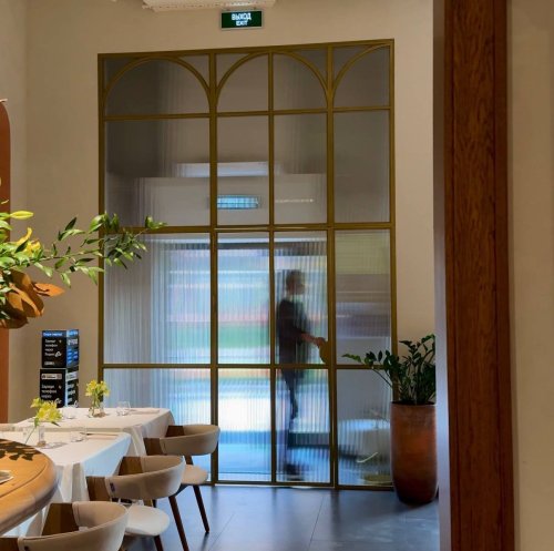 Распашная перегородка с арочными вставками