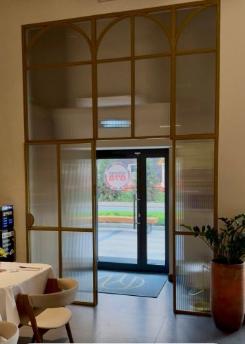 Распашная перегородка с арочными вставками