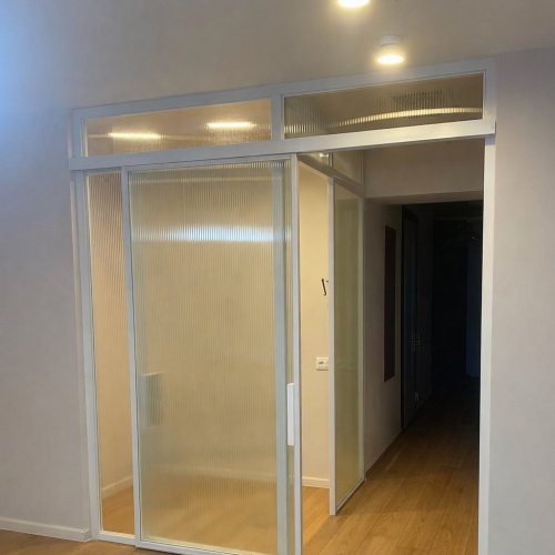 Комбинированная перегородка с рифленым стеклом