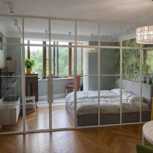 Большая распашная белая перегородка