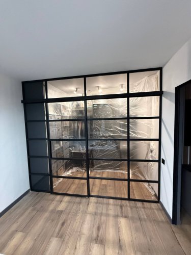 Раздвижная перегородка с доводчиками для гардеробной комнаты