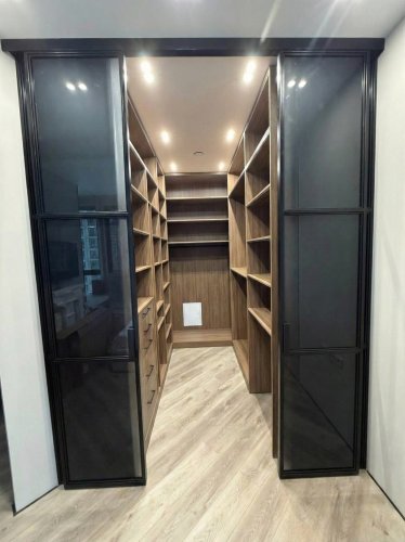 раздвижная перегородка в гардеробную комнату