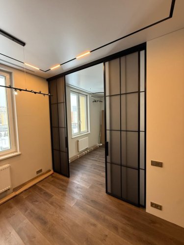 Раздвижная межкомнатная перегородка с тонированным стеклом