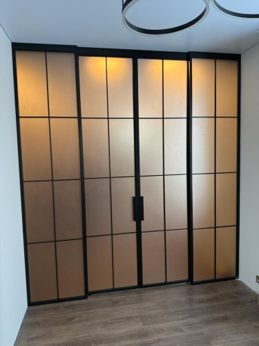 Раздвижная межкомнатная перегородка с тонированным стеклом