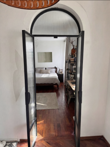 Распашная арочная перегородка с рифлёным стеклом