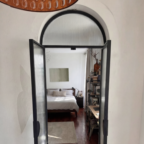 Распашная арочная перегородка с рифлёным стеклом