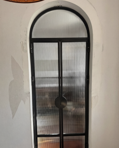 Распашная арочная перегородка с рифлёным стеклом