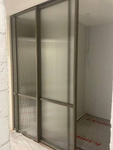 Каскадная перегородка с рифлёным стеклом