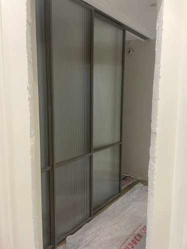 Каскадная перегородка с рифлёным стеклом