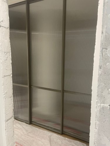 Каскадная перегородка с рифлёным стеклом